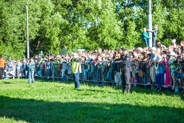 Multitud de personas observando recreación histórica de Boudicas re — Foto de Stock