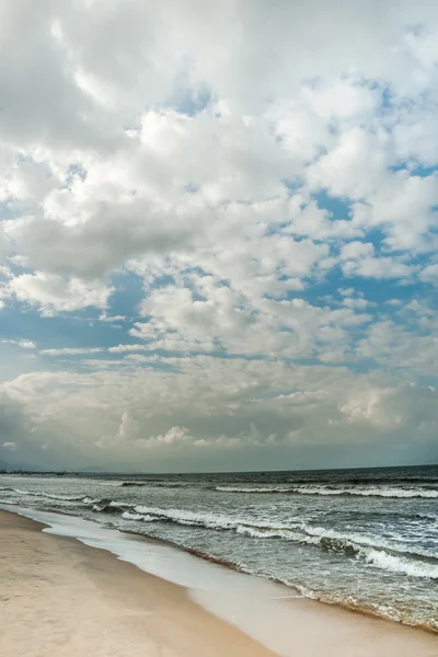 Zee golven in de buurt van strand in Da Nang stad — Stockfoto