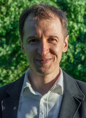 Genç adam resmi kıyafeti