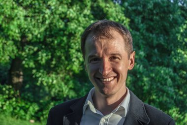 Genç adam resmi kıyafeti