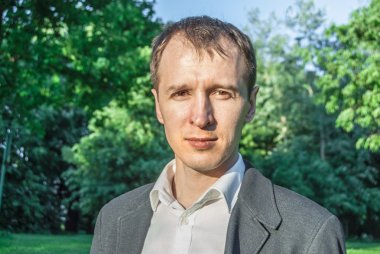 Genç adam resmi kıyafeti