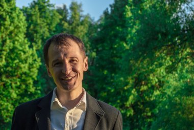 Genç adam resmi kıyafeti