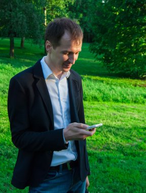 Takım elbise qith smartphone giyen genç adam