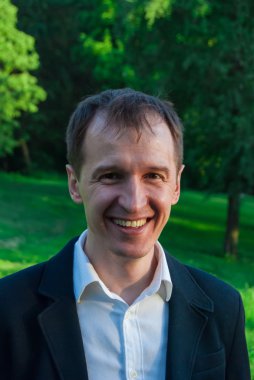 Genç adam resmi kıyafeti