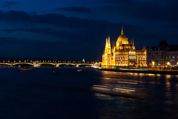 Budapester Stadtbild bei Nacht. — Stockfoto