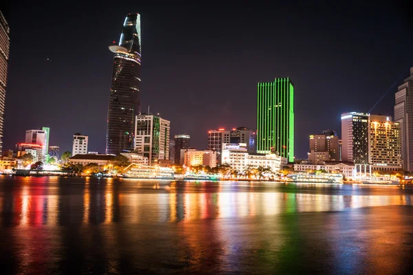 Stadsbilden i ho chi minh på natten — Stockfoto