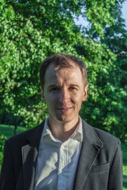 Genç adam resmi kıyafeti