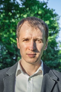 Genç adam resmi kıyafeti