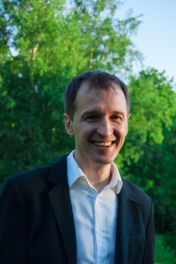 Genç adam resmi kıyafeti