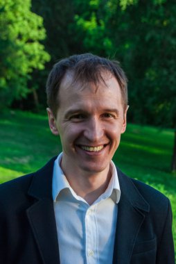 Genç adam resmi kıyafeti