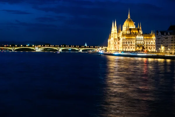 Budapest paisaje urbano por la noche . — Foto de Stock