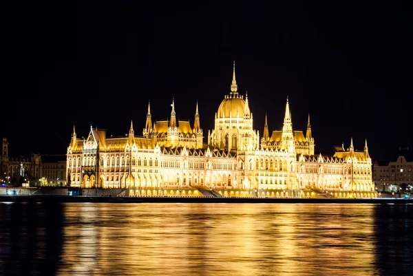 O edifício do Parlamento húngaro com illu brilhante e bonito — Fotografia de Stock
