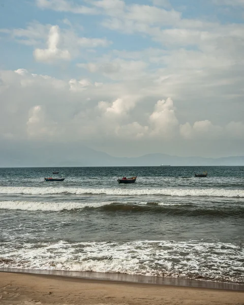 Ondas do mar perto da praia na cidade de Da Nang — Fotografia de Stock