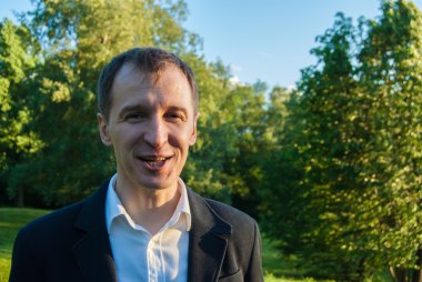 Genç adam resmi kıyafeti