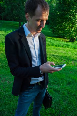Takım elbise qith smartphone giyen genç adam