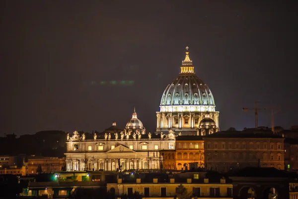 Nacht uitzicht op St. Peters kathedraal in Rome, Italië — Stockfoto