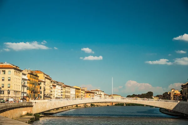 Eski sokak ve nehir Arno Pisa şehrinde görünümü — Stok fotoğraf