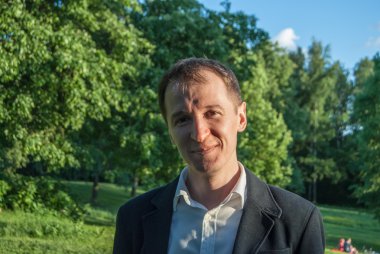 Genç adam resmi kıyafeti