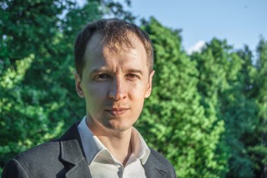 Genç adam resmi kıyafeti