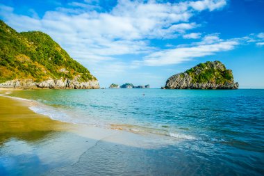 Cat Ba, Vietnam yakınlarındaki güzel kayalık adalar