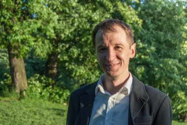 Genç adam resmi kıyafeti