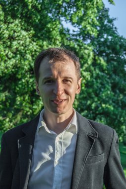 Genç adam resmi kıyafeti