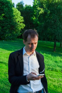 Takım elbise qith smartphone giyen genç adam
