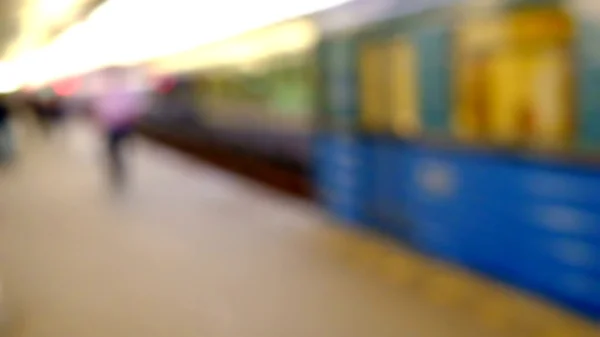 Pessoas andando na estação de trem — Fotografia de Stock