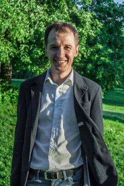 Genç adam resmi kıyafeti