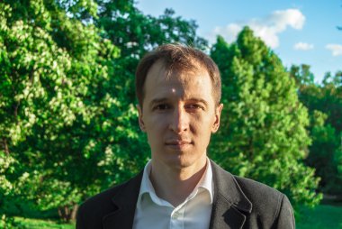 Genç adam resmi kıyafeti
