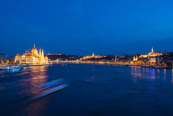 Budapest paisaje urbano por la noche . — Foto de Stock