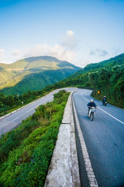 Hai Van pass - the famous road which leads along the coastline m — Stock Photo, Image