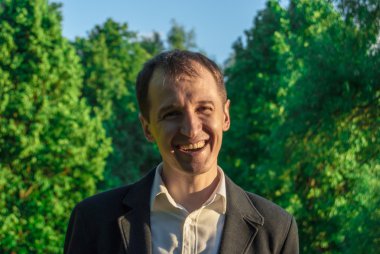 Genç adam resmi kıyafeti