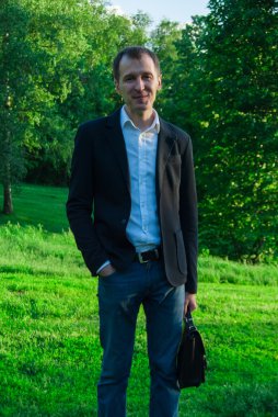 Genç adam bir evrak çantası ile resmi kıyafeti