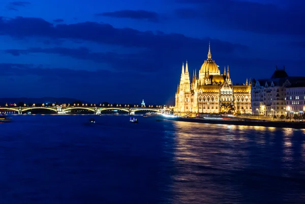 Budapeste paisagem urbana à noite . — Fotografia de Stock