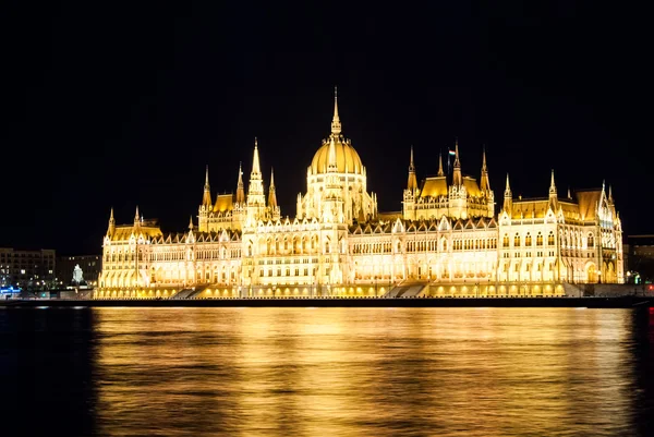 O edifício do Parlamento húngaro com illu brilhante e bonito — Fotografia de Stock