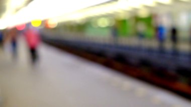 İnsanlar tren istasyonu