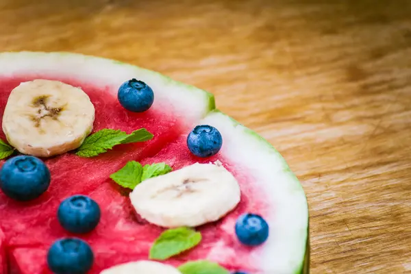 Pizza de sandía sobre madera — Foto de Stock