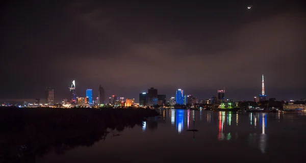 Paysage urbain de Ho Chi Minh la nuit — Photo