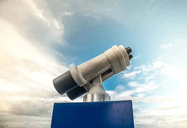 Visualizzatore Torre contro cielo nuvoloso blu — Foto Stock