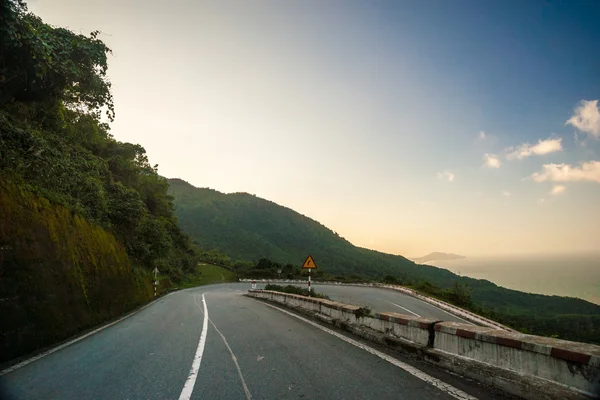 Hai Van hágó - a híres út, amely a tengerpart mentén vezet — Stock Fotó