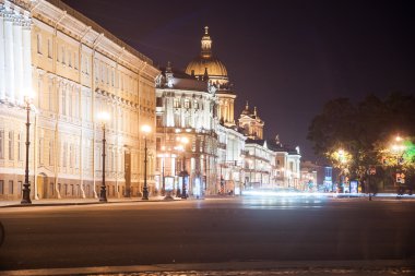 Nevsky Prospect ve Isaacs Katedrali ne güzel bir gece görünümü