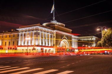 Admirality Saint Petersburg'daki güzel gece görünümü.