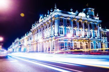 Saint Petersburg'daki Kış Sarayı'nın güzel gece görünümü.