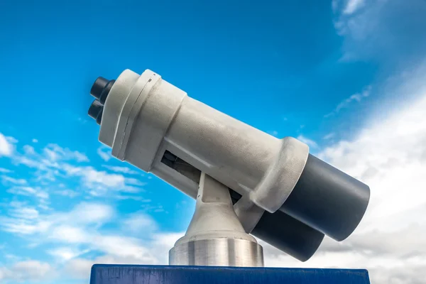 Visor de torre contra cielo azul nublado — Foto de Stock