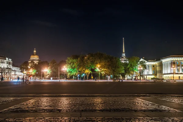 Hermosa vista nocturna del Almirantazgo en San Petersburgo . —  Fotos de Stock