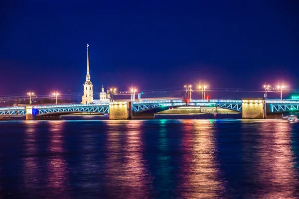 Hermosa vista nocturna de San Petersburgo, Rusia — Foto de Stock