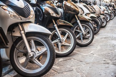 satır eski sokakta motosikletler