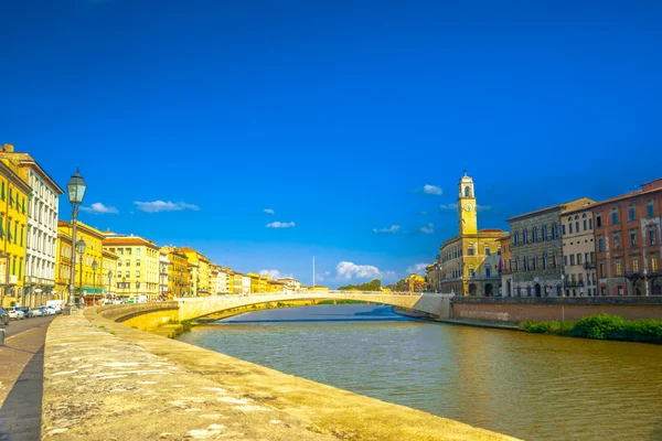 Vista de la antigua calle y el río Arno en la ciudad de Pisa, Italia — Foto de Stock