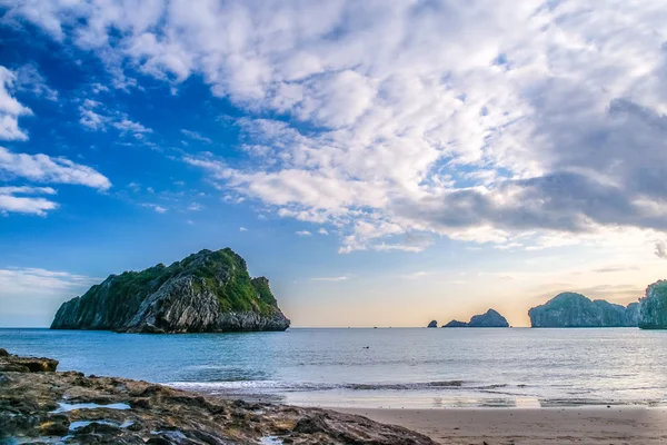 Pôr do sol em Ha Long Bay — Fotografia de Stock